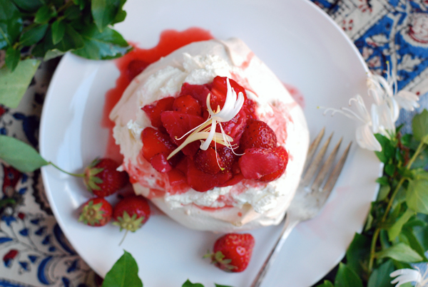 honeysuckle strawberry pavlova // brooklyn supper