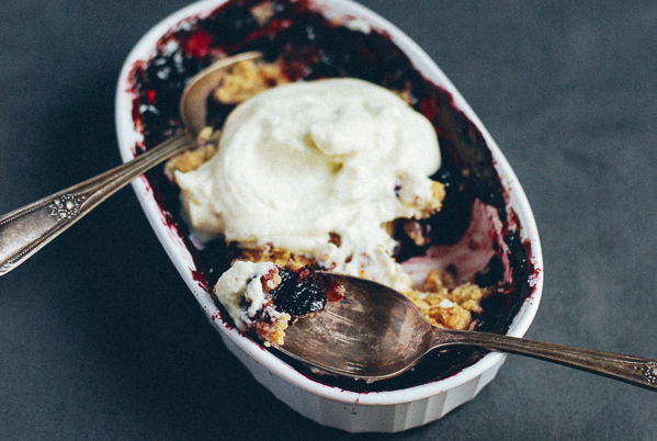 blackberry blueberry crisp with vanilla bean whipped cream // brooklyn supper