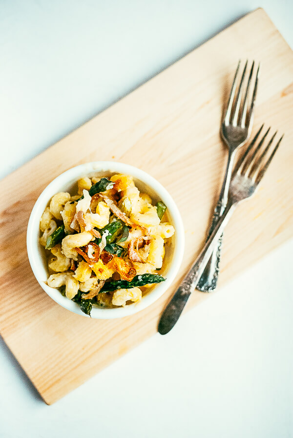 asparagus and caramelized onion mac and cheese // brooklyn supper