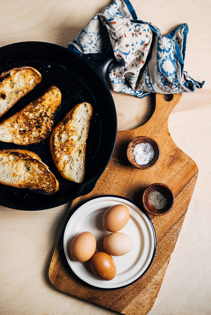 poached eggs, skillet toast and jalapeño fennel salad // brooklyn supper