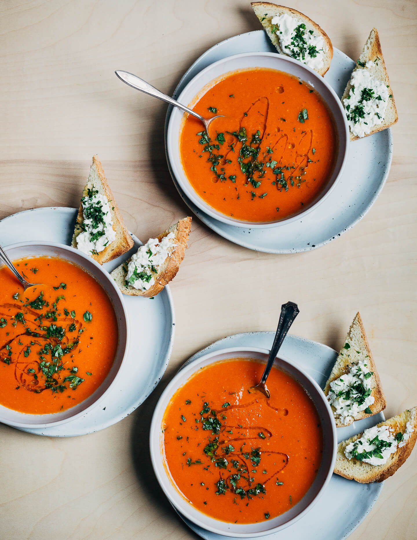 An effortless roasted tomato soup made with fresh tomatoes and garden herbs. This soup has bright tomato flavor and a hint of smokiness, and is exactly what you want to be eating as the first leaves of fall flutter by.