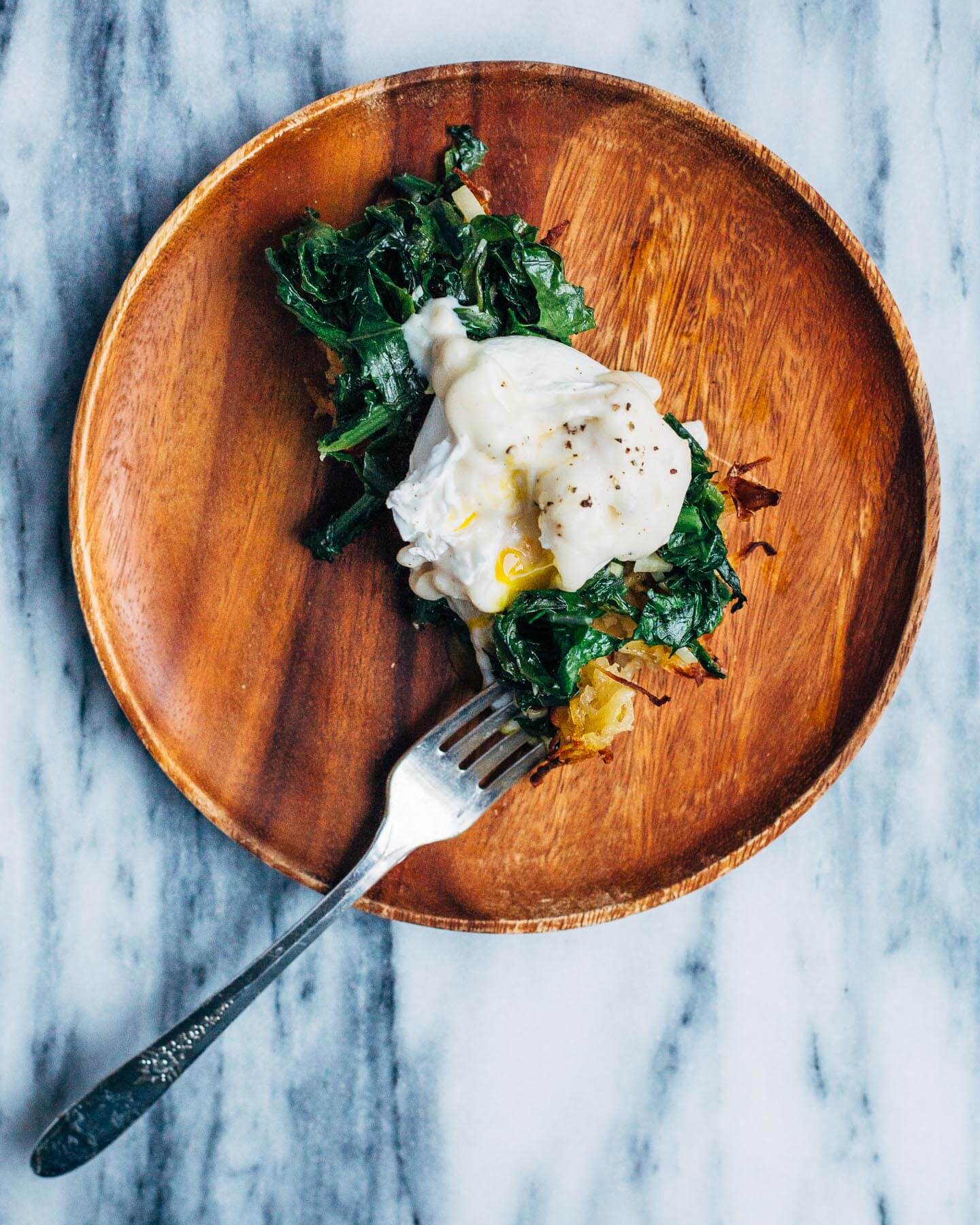 kale eggs florentine over muffin tin hash browns // brooklyn supper