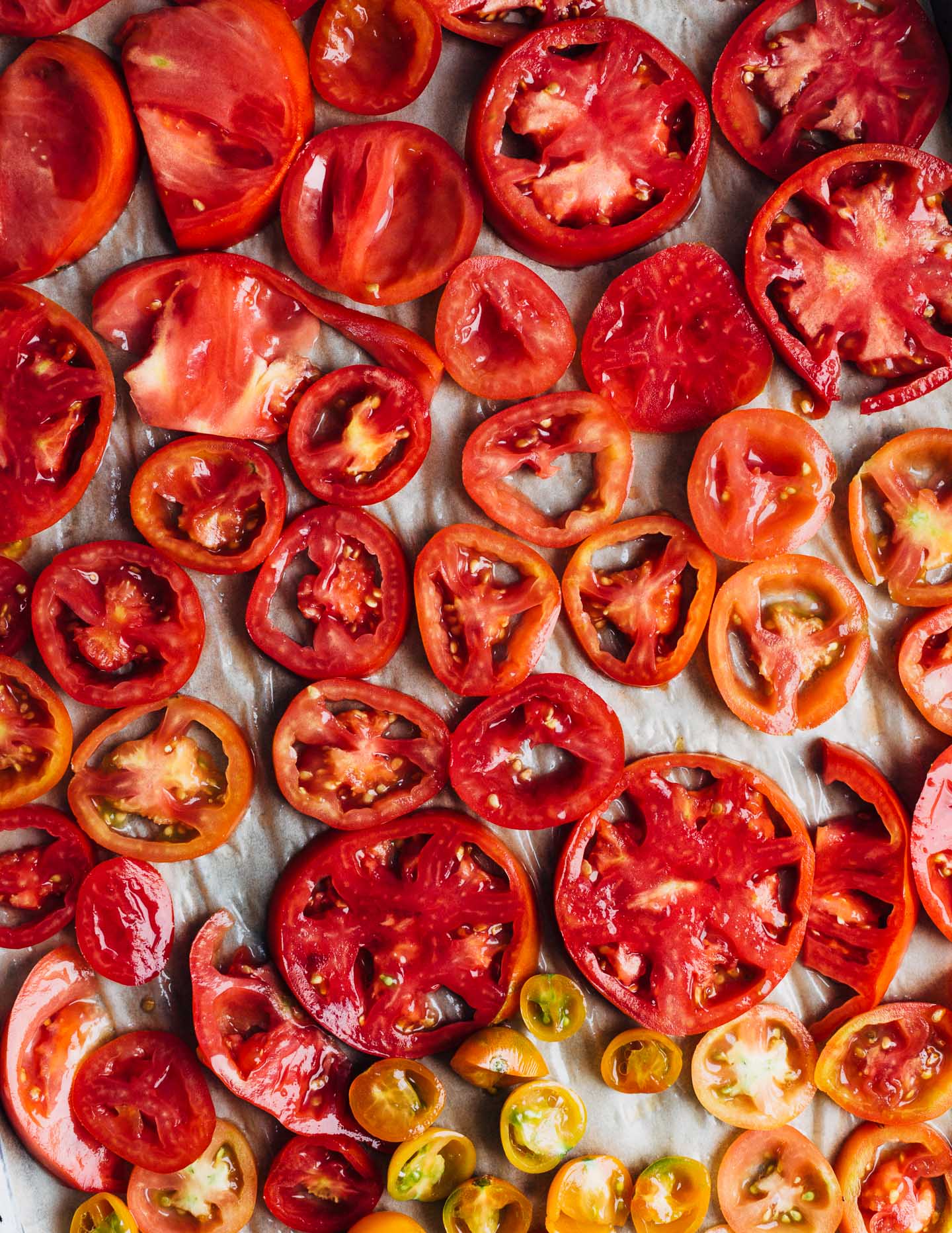 Sliced tomatoes, ready to roast. 