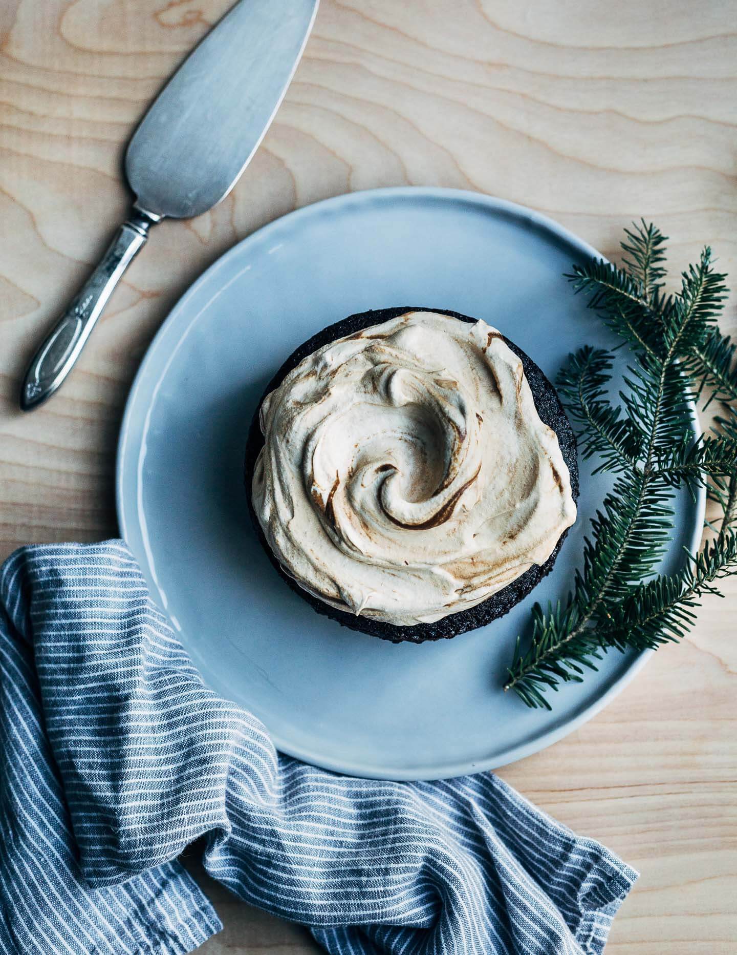 A simple gingerbread cake with spelt flour and fresh ginger. 