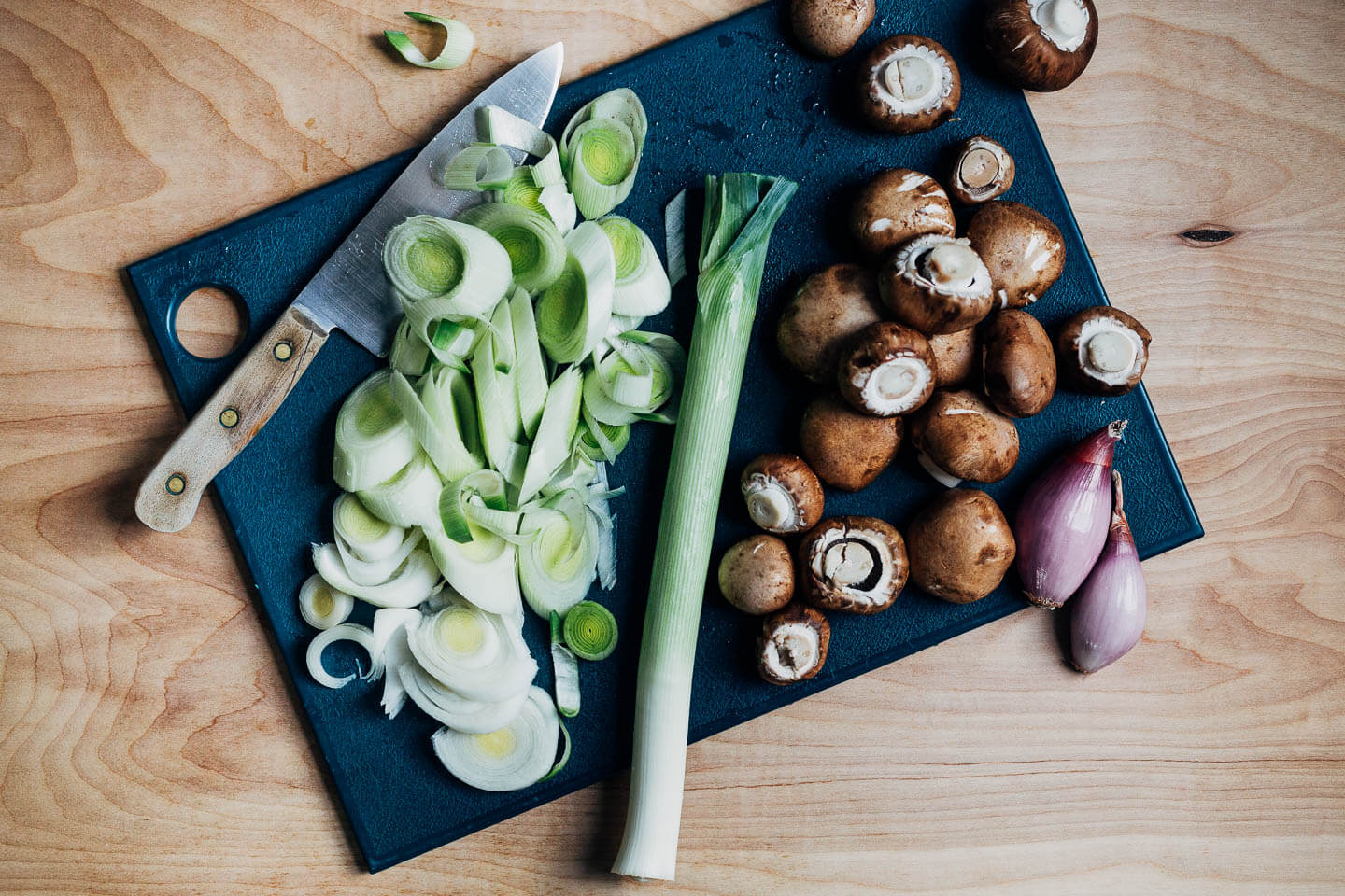 Cutting board with leeks and mushrooms